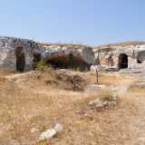 Su questo lato del crepaccio scopriamo anche il parco archeologico Padre Eterno con la sua piccola chiesa-grotta. Il sito � in pratica lasciato a se stesso e spesso � stato oggetto di vandalismo